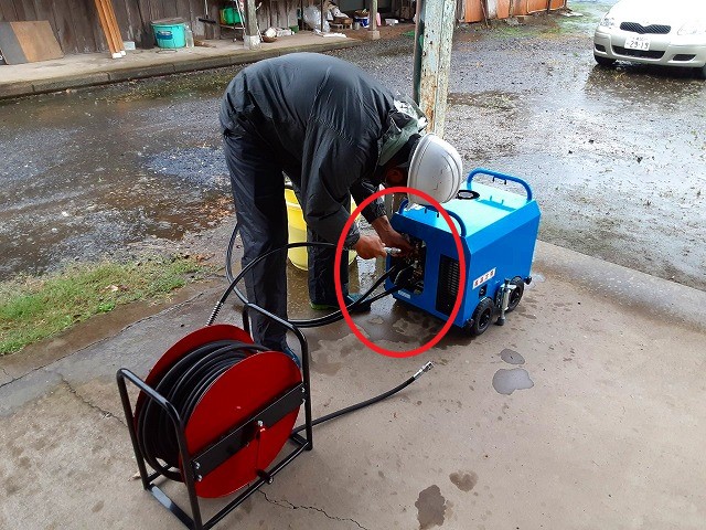 高圧洗浄ホースを接続している様子